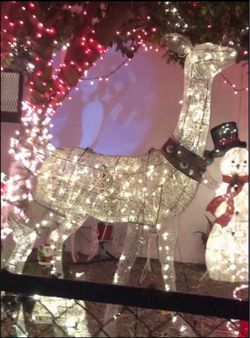 Navideño.        Mide 8 pies.    Es Grande.      Solo.   Se.     Huso.   “1.   Vez.
