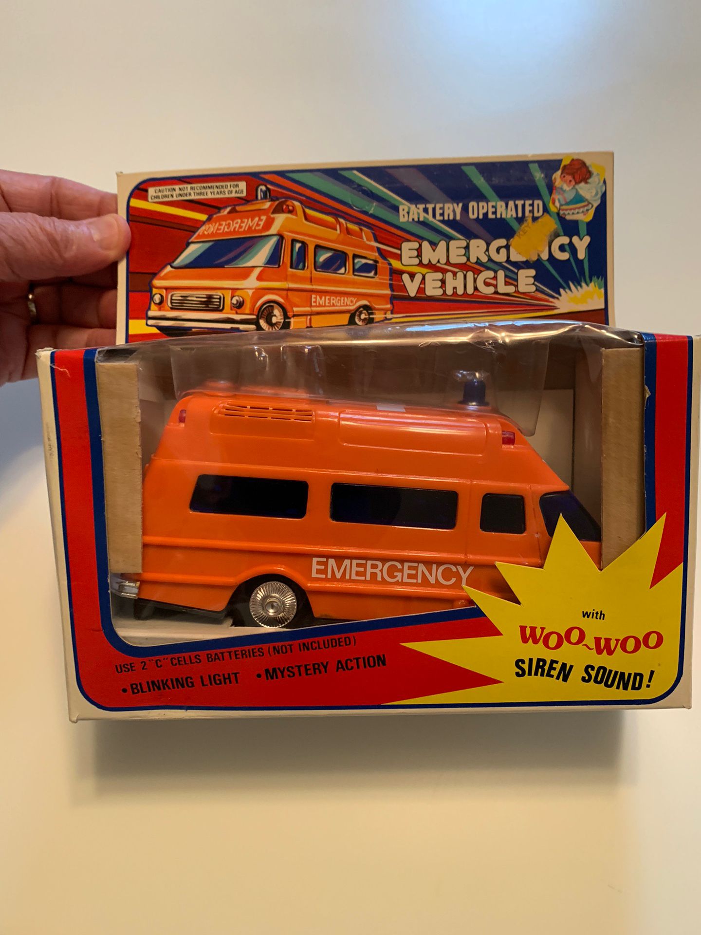 TOY Battery Operated EMERGENCY VEHICLE w/Woo Woo Siren Sound