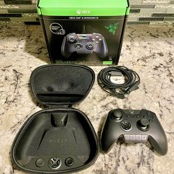 Razer Xbox controller wolverine ultimate in case with attachments