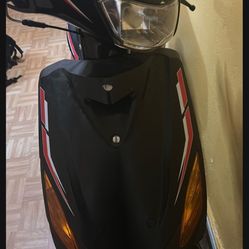 It Don’t Work It Don’t Turn On The Wheel In The Front Is Broken But It Has Everything From The Body and if you only wanna buy parts,, let me know