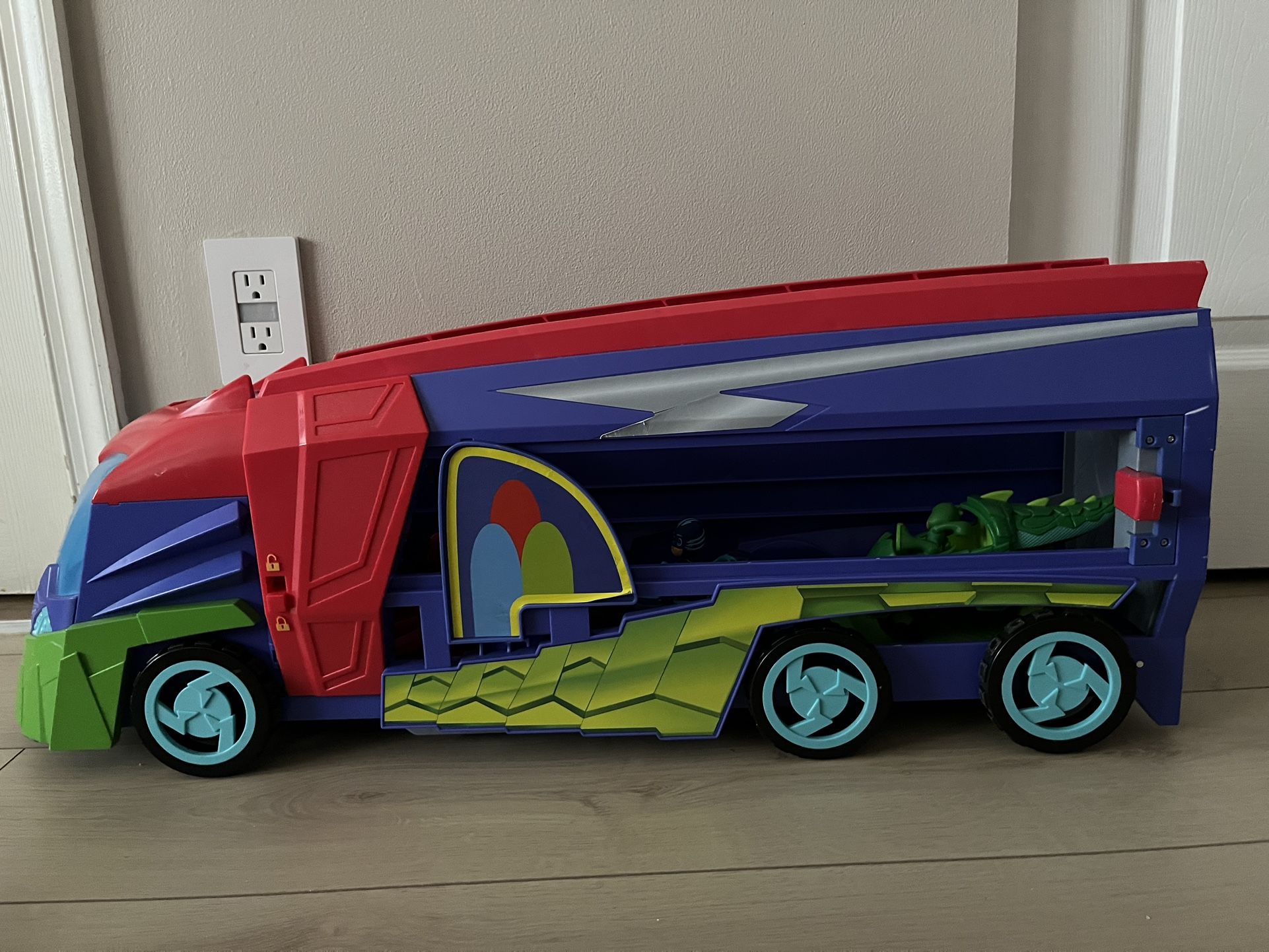 PJ masks HQ - “HQ on Wheels”