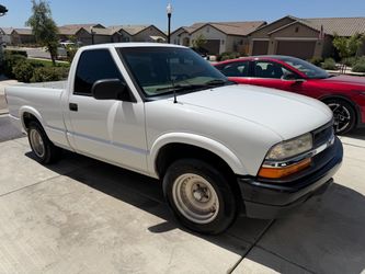 2000 Chevrolet S-10 Regular Cab Pickup Truck