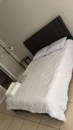 Cama queen colchin con forro nuevo lampara mesas de noche con conectoresmoara cargar telefono