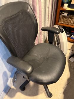 Black Mesh Back Office Chair with Armrests