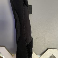 Small hinged knee brace