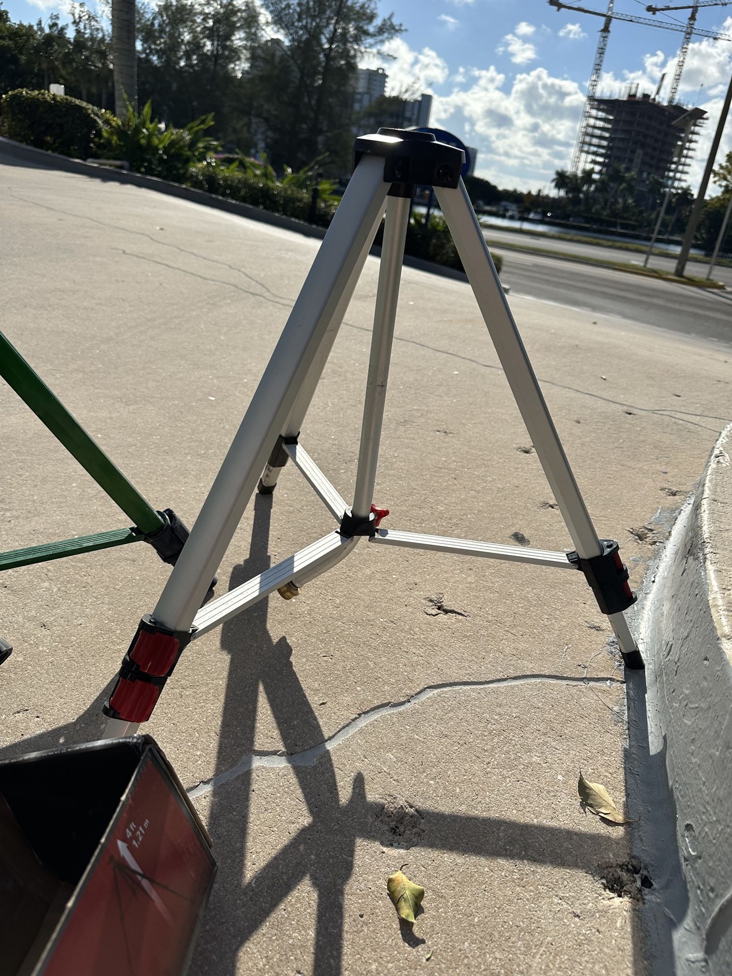 Husky Brass Pulsating Sprinkler With Tripod