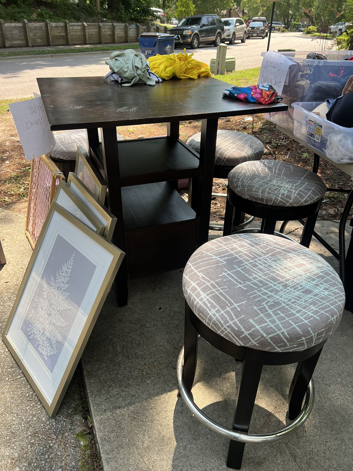 Pub style Table With 4 stools