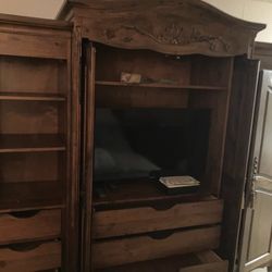 GRAND WOODEN ARMOIRE