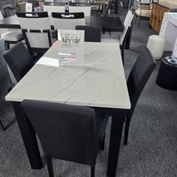 Table and chairs 🚚WE DELIVER🚚