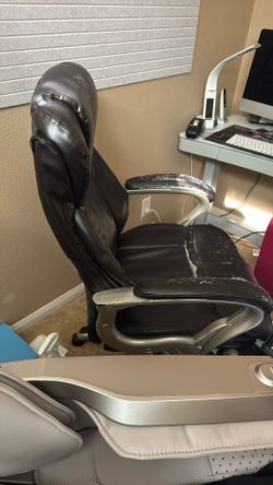 Free Chair Normal Wear And Tear On The Leather. Lmk If You Can Come By For Pock Up.