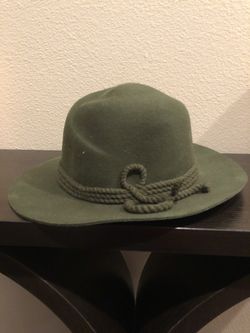 Green velvet hat with string design