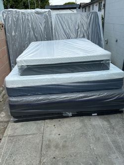 Luxury  memory foam queen size 12” New mattress in a plastic sealed.       Venta de colchones  Hablamos Español  ☎️📲call or Tex (213)713-74-89   Habl
