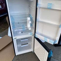 7.1 Cu.Ft Refrigerator With Bottom Freezer worth $420
