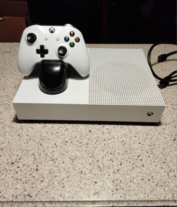 Microsoft Xbox One S 1TB White Console Bundle