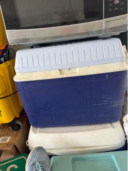 Rubbermaid 56Cooler for Sale in Powell, OH  4