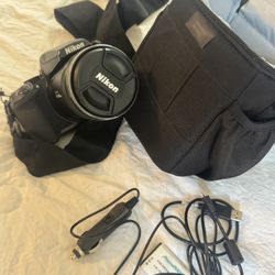 “Nikon Coolpix P900 Superzoom Camera – Excellent Condition + Accessories”