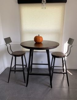 Pub Table With 2 Stools
