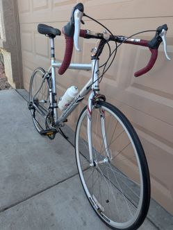 700x25c. DIAMONBACK ROAD RACING BIKE. (L). EXCELLLENT CONDITION WITH UPGRADES & FRESHLY TUNE UP 👌🏼