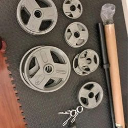 300lb Olympic weight set with barbell and clips