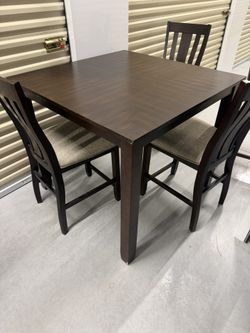 5 piece PUB DINING SET. EXCELLENT CONDITION 32x42x36”