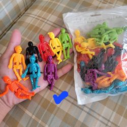 Halloween Skeleton toys for Kids, 48 PACK Assorted Color Stretchy Skull Halloween Party Favors Birthday Goodie Bags Filler Small Toys Classroom Prizes