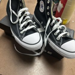 Converse Sneakers Unisex Men, Size 7, Or Women’s Size 9