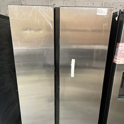 SAMSUNG REFRIGERATOR W/ BEVERAGE CENTER  