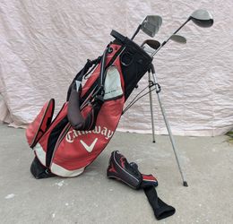 Golf bag with clubs