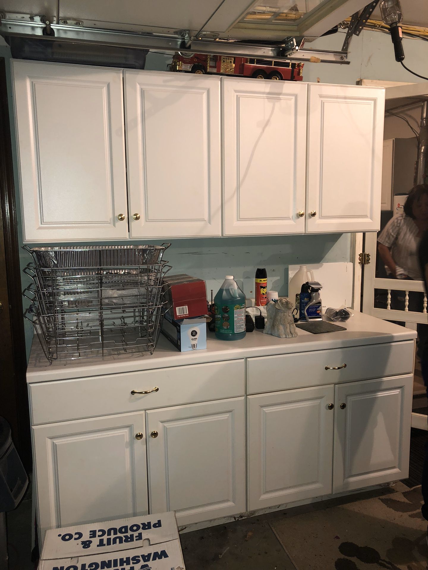 Kitchen Cabinets (6 pieces)