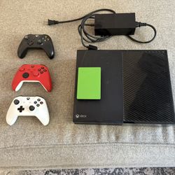 Xbox One | 3 Controllers | 12 Games 