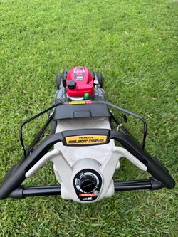 FEW TIMES USED ALMOST NEW SELF PROPELLED LAWNMOWER HONDA HRX-217 /200cc TWIN BLADE / BLADE CONTROL SYSTEM . XENOY DECK NEVER GER RUST, DENT or CORRODE