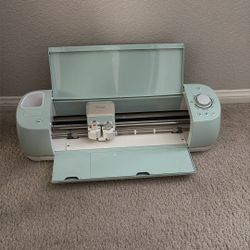 Cricut Machine w/ Accessories & Vinyl