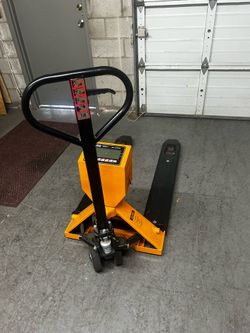 Pallet jack with scale