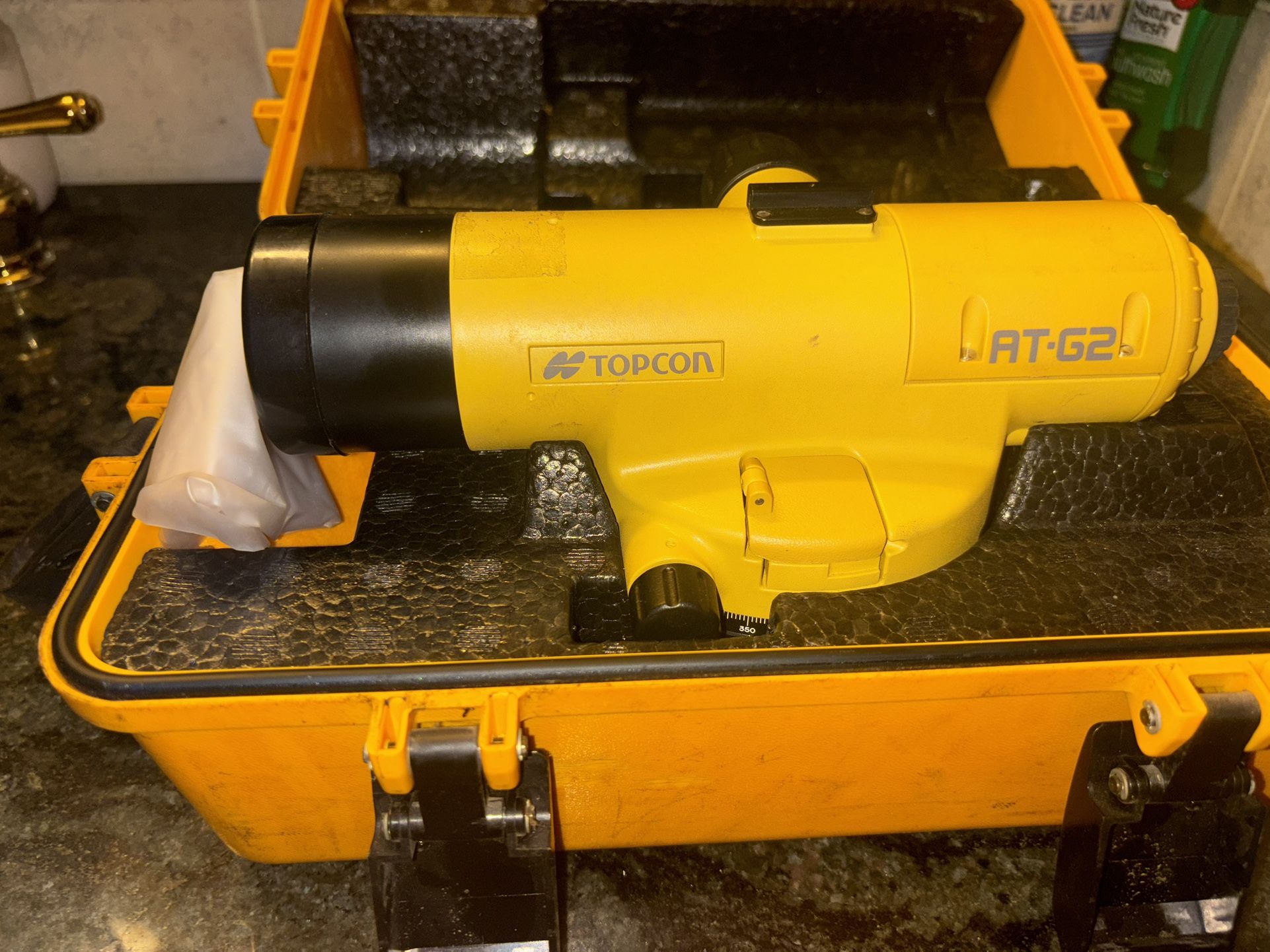 TOPCON AUTO LEVEL AT-G2 SURVEYING W/Carrying Case.