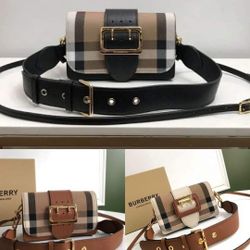 Burberry Crossbody  $  1  5  0