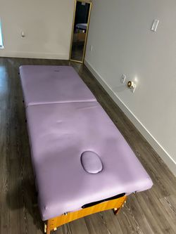 MASSAGE TABLE