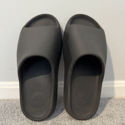 Used Adidas Yeezy Onyx slide 12M