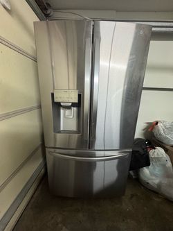 LG French Door Refrigerator – Model LFXC22526S