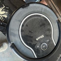 Shark Automatic Vacuum w/charger