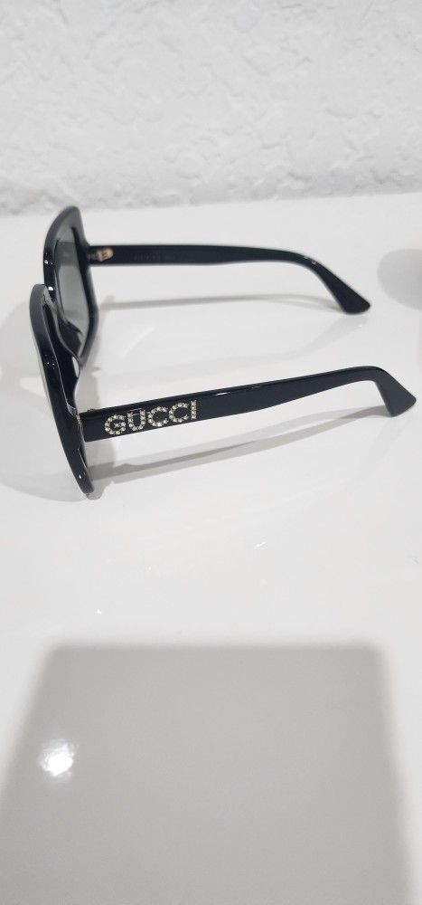 Espejuelos Gucci originales color negro con el nombre de gucci en cada patica en diamanticos for Sale in Hialeah Gardens FL OfferUp