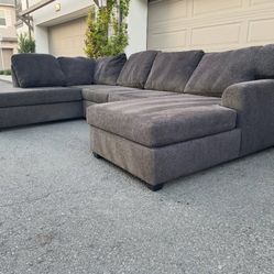 Beautiful Dark Gray sectional Couch In Excellent Condition - Free Delivery 🚚