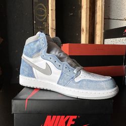 Air Jordan 1 Hyper Royal 
