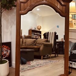 Beautiful Wooden Vintage Mirror  Thomasville, excellent condition, very good for everywhere, 52x 32