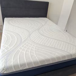 Queen High-Quality Firm Mattress (Like New)