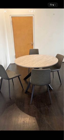 Tabel four chairs excellent condition