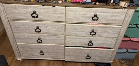 4 Piece Queen Bedroom Set $600