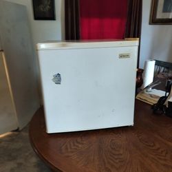 Magic Chef Mini Fridge 