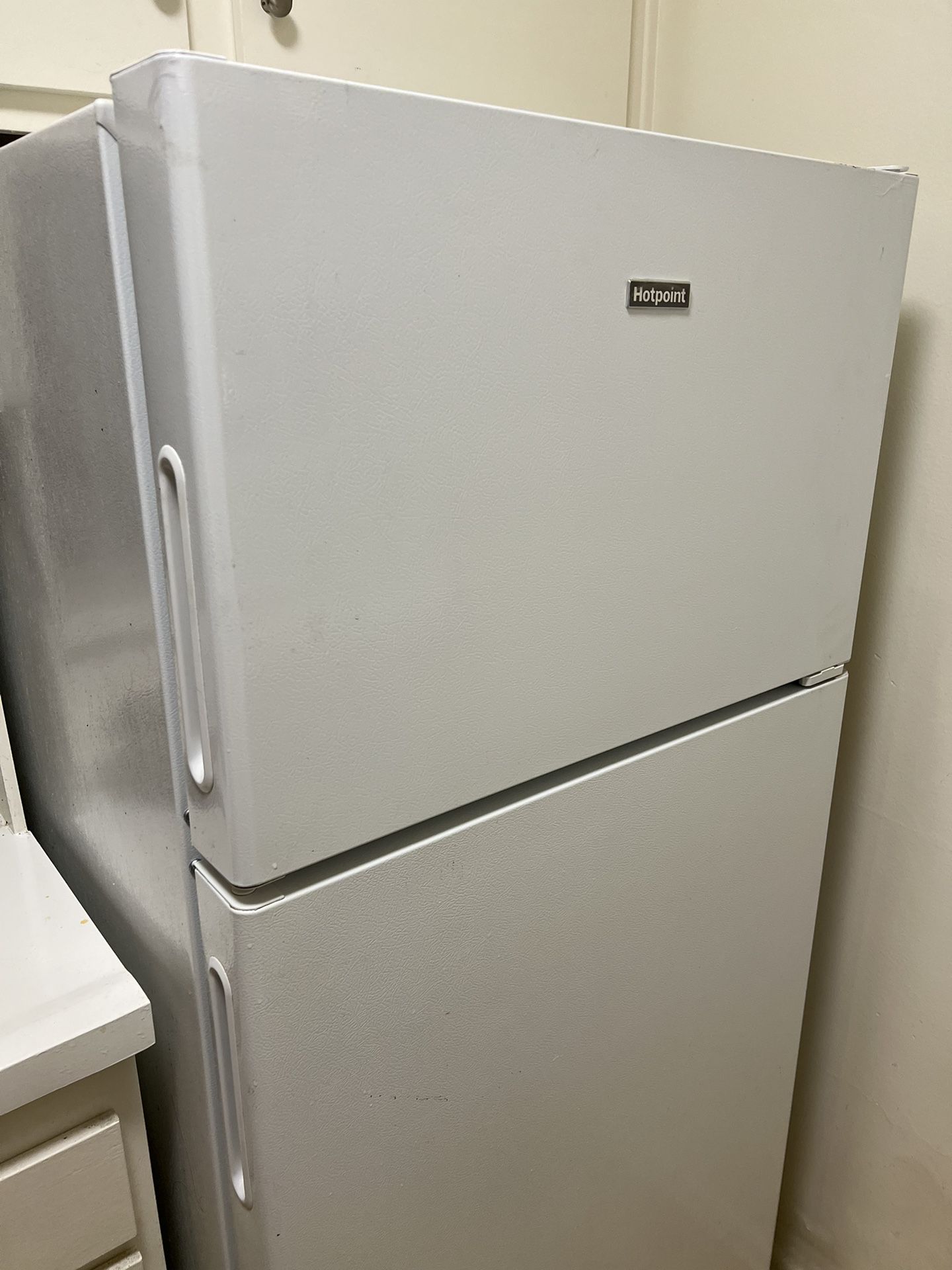 Hotpoint 15.6 cu. ft. Top Freezer Refrigerator in White, ENERGY STAR