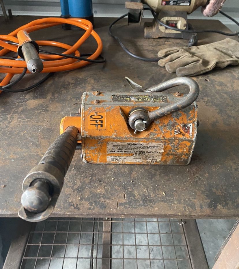 Eriez RPL-11 lifting magnet,  Maximum lifting capacity: 1100 lbs (500 kg). Weight: 21 lbs 