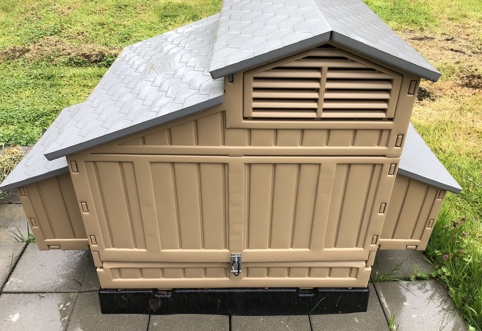 Formex Large Snap Lock Chicken Coop for Sale in Eatonville, WA OfferUp